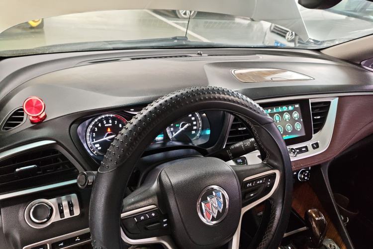 Used Buick GL6 2018 18T 6-Seater Prestige Model Center Console