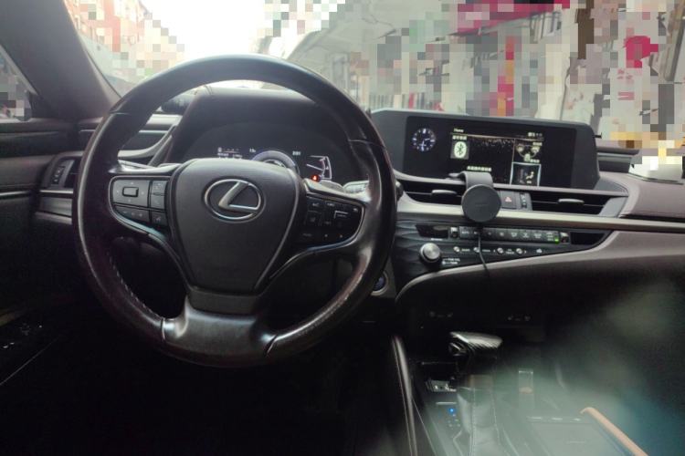 Used Lexus ES 2020 300h Deluxe Edition
