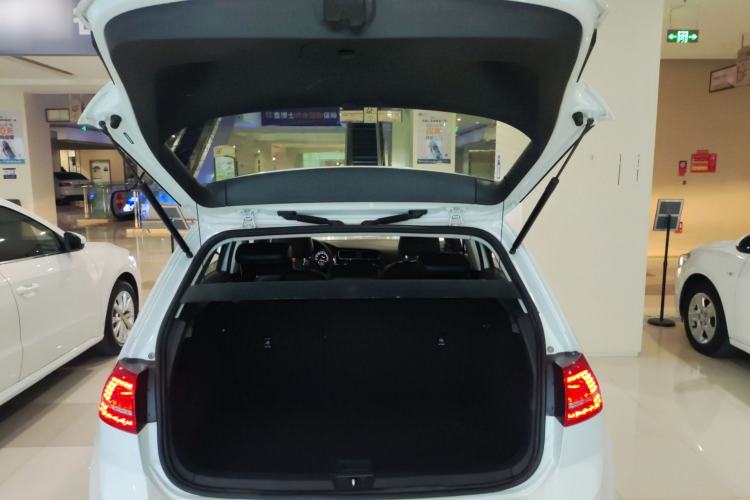 Used Volkswagen Golf 2016 230TSI Automatic Luxury Version Trunk