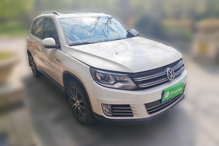 Used Volkswagen Tiguan 2016 300TSI Automatic All-Wheel Drive Luxury Edition Front Right 45 Deg
