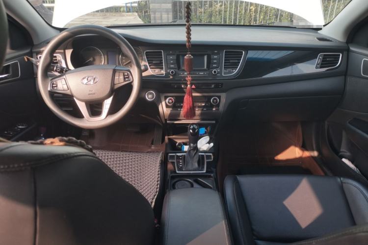 Used Hyundai Mistra 2014 1.8L Automatic Smart GLS Center Console