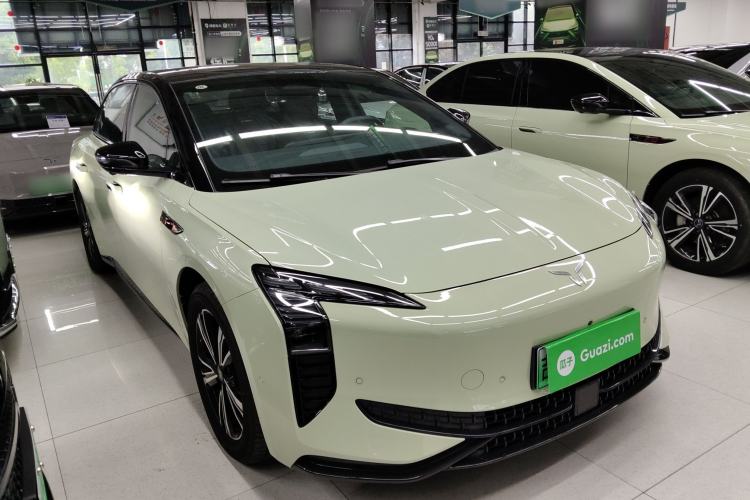 Used Hongqi EH7 2024 690 Pro Front Right 45 Deg