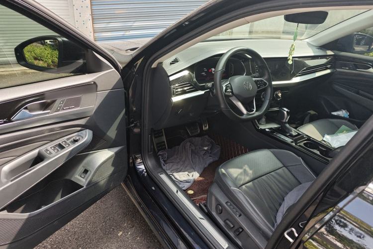 Used Volkswagen Passat 2023 Facelift 330TSI Luxury Edition Driver Seat