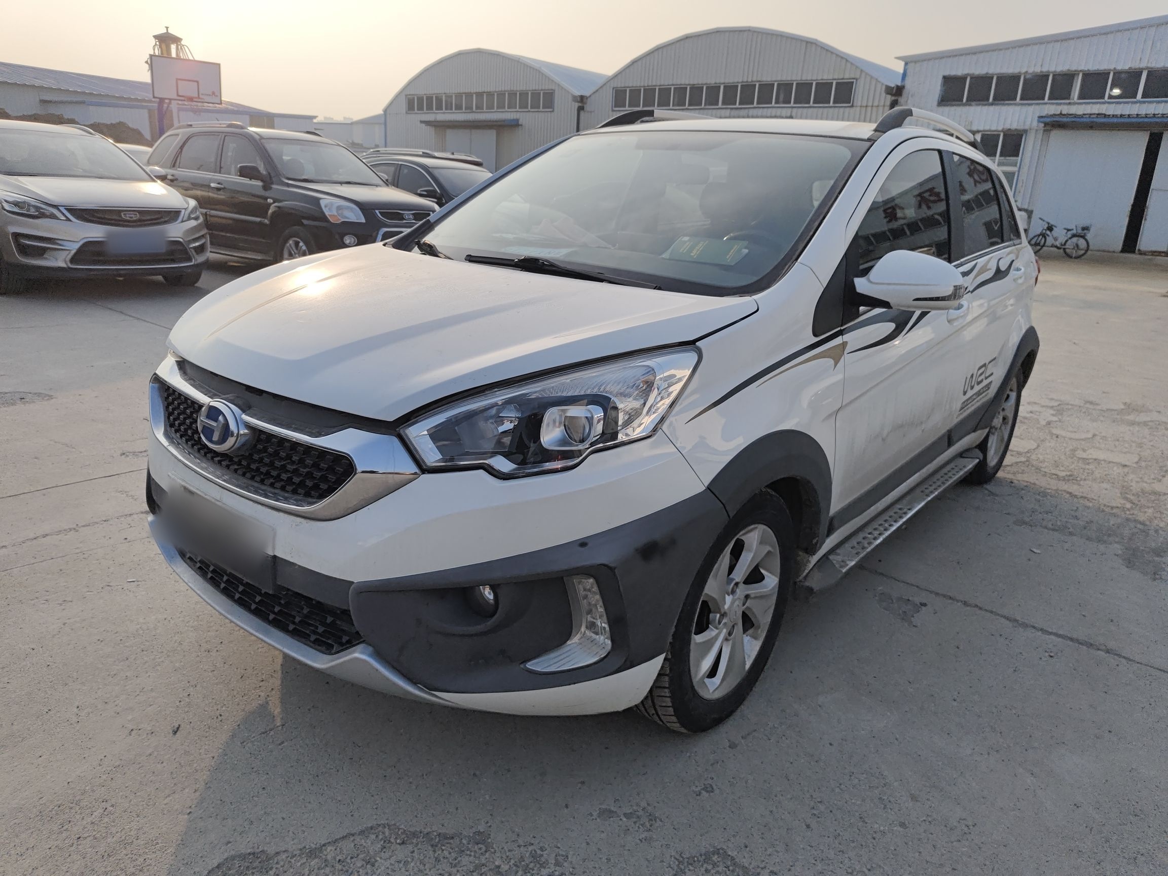 Под передней частью автомобиля