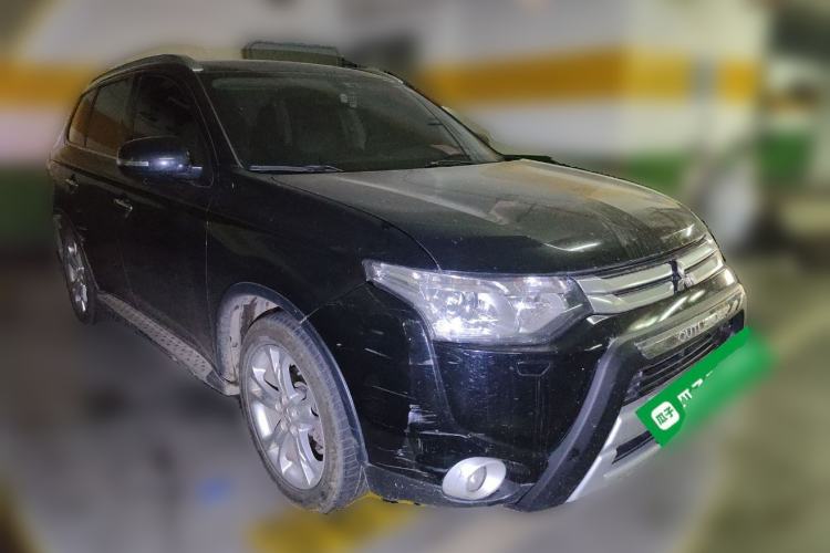 Used Mitsubishi Outlander 2014 2.4L 4x4 Deluxe Value Edition 7 Seats Front Right 45 Deg