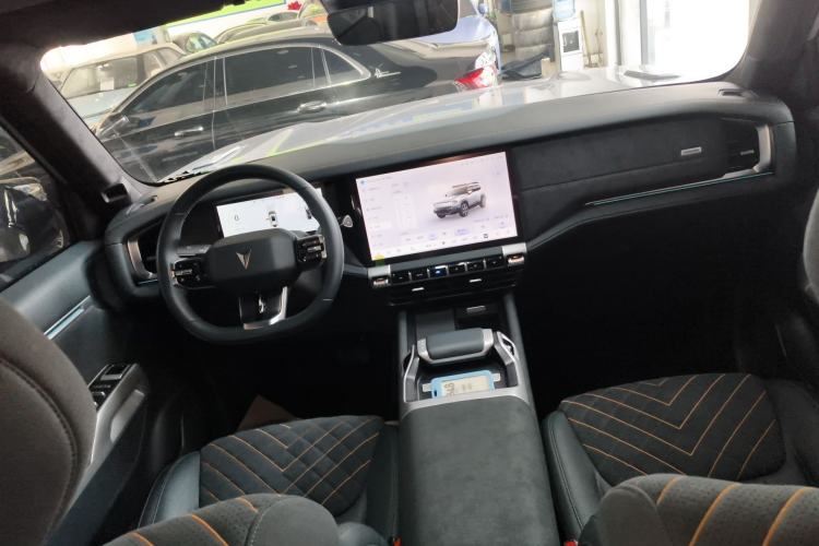 Used Deepal G318 2024 Four-Wheel-Drive Air Suspension Model Center Console