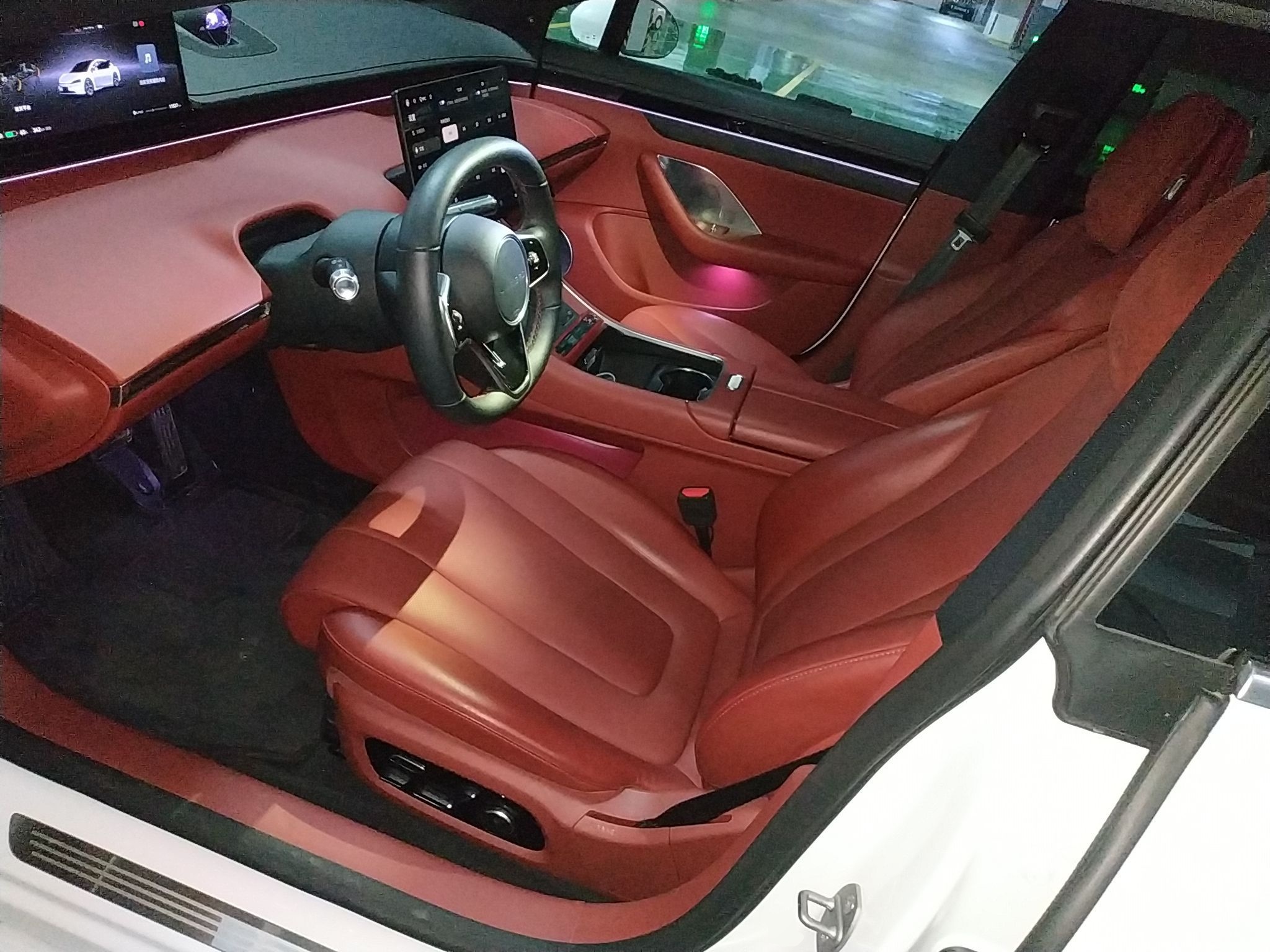 المقاعد الأمامية داخل السيارة