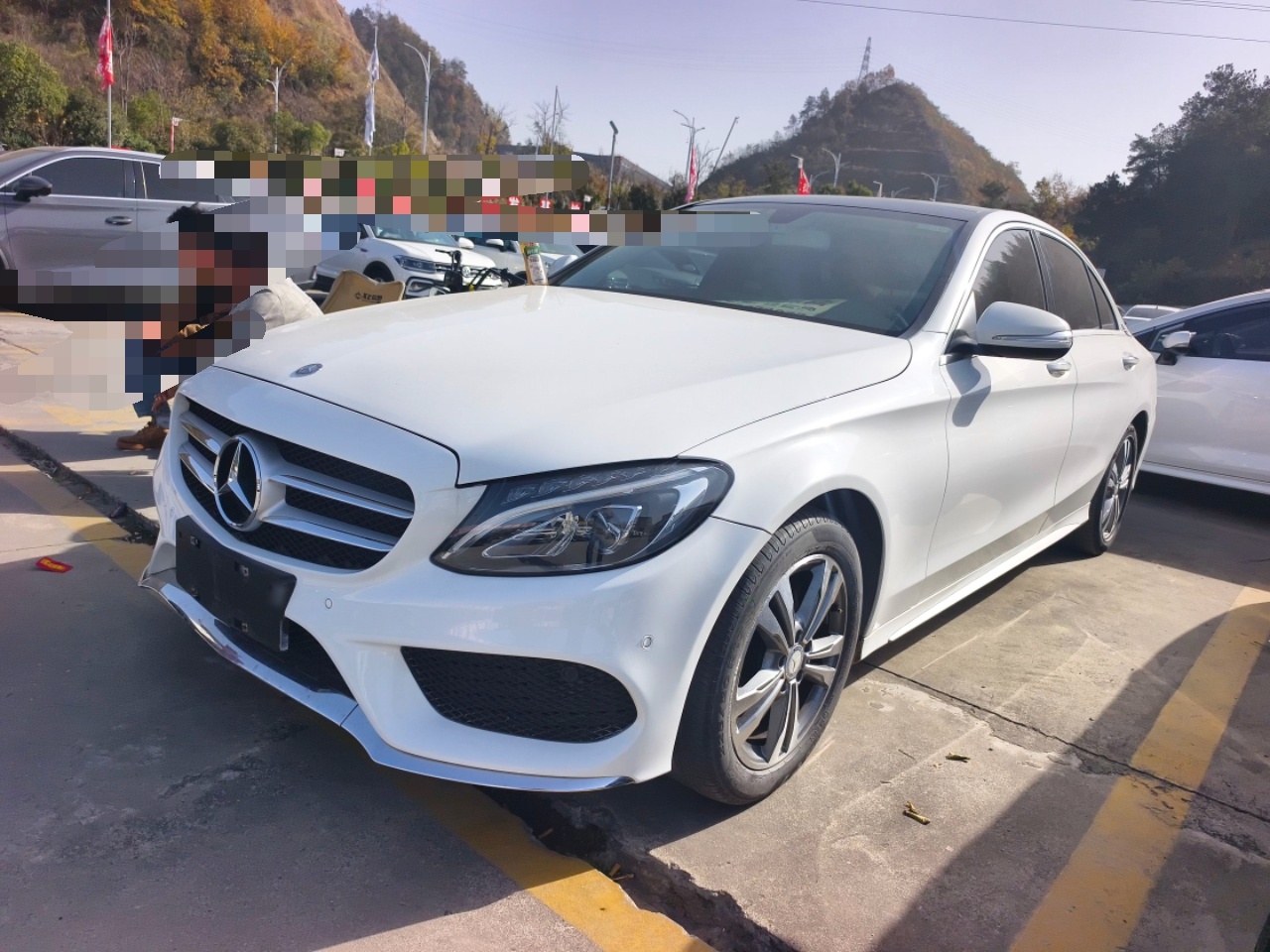 Под передней частью автомобиля