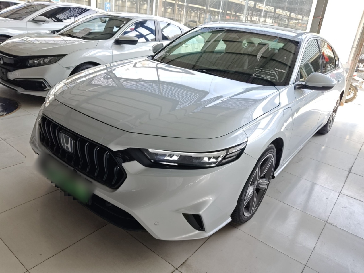 تحت مقدمة السيارة