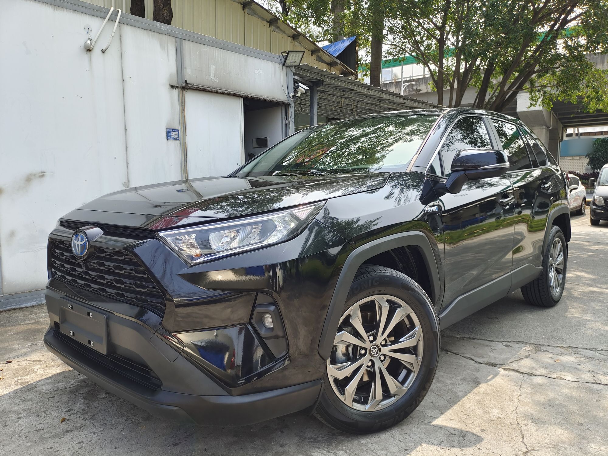 تحت مقدمة السيارة