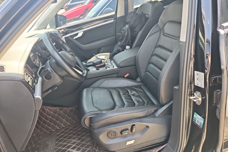 Used Volkswagen Touareg  Left Front Seat