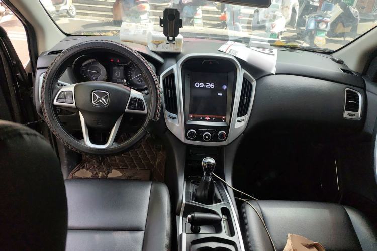 Used JMC Yusheng S350 2013 2.4T Manual Two-Wheel Drive Diesel Luxury Edition 5 Seats Center Console