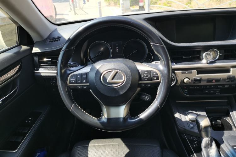 Used Lexus ES 2015 300h Comfort Edition
