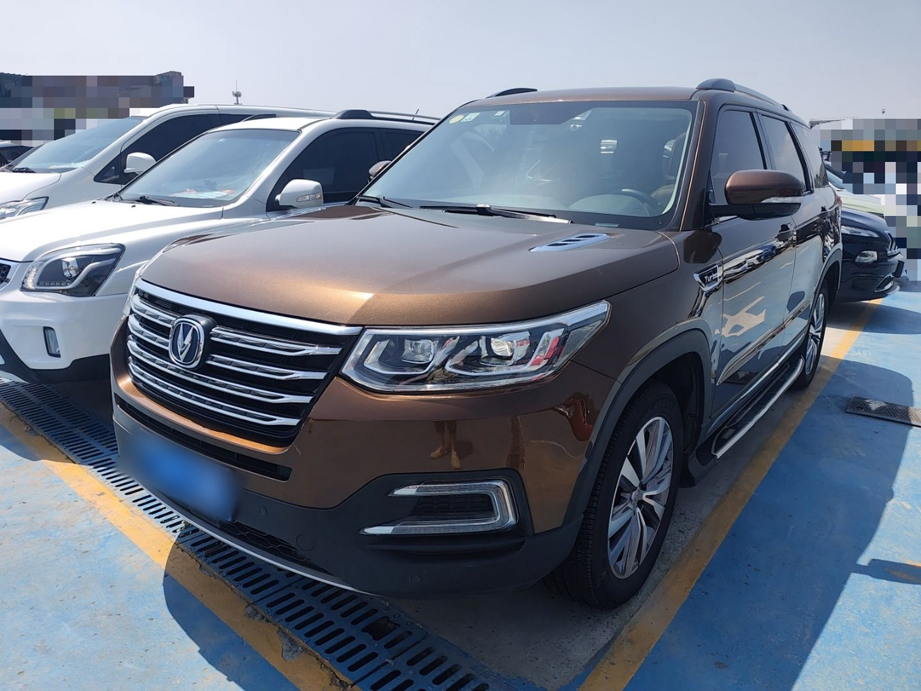 Под передней частью автомобиля