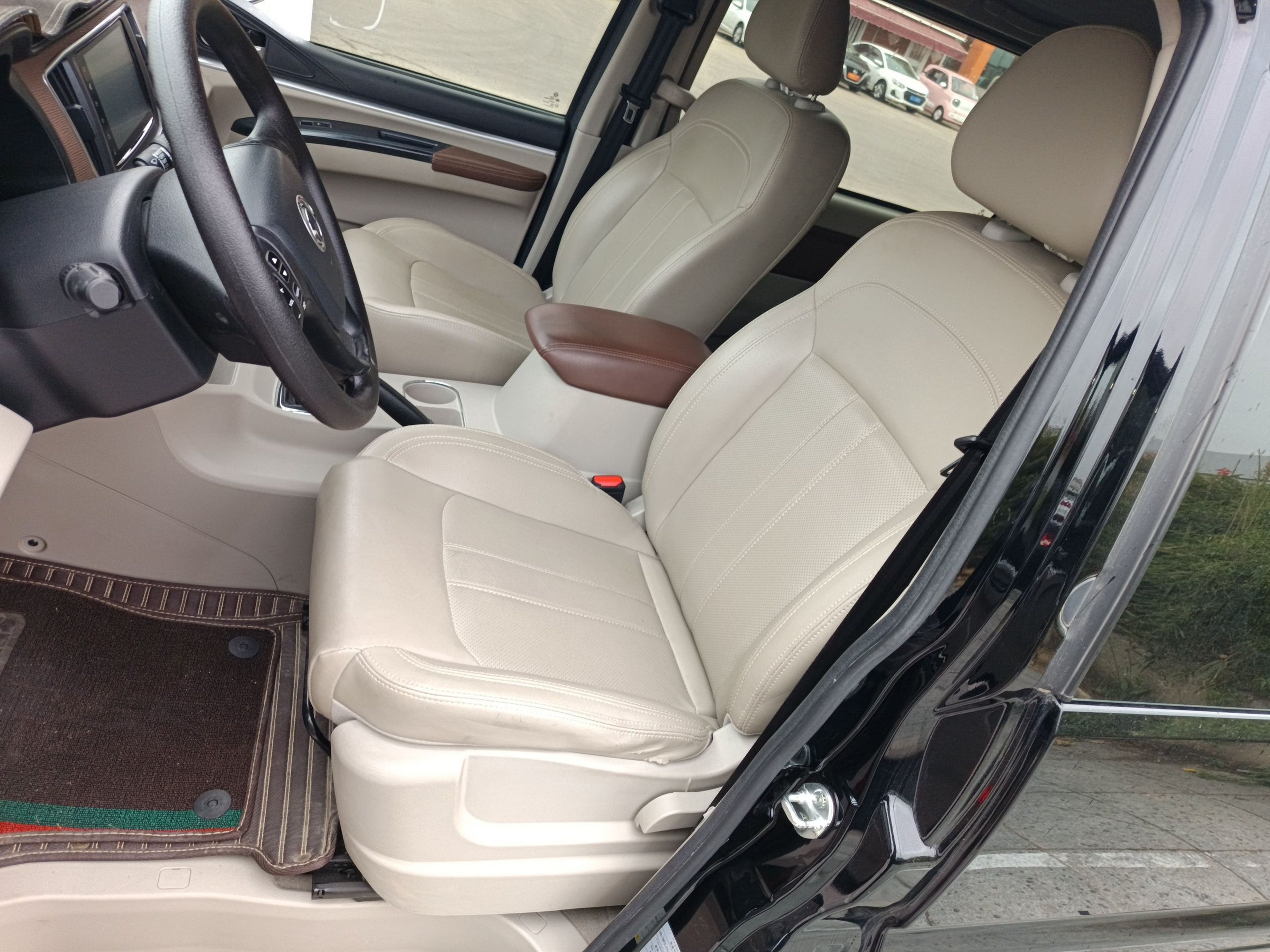 Переднее сиденье в автомобиле