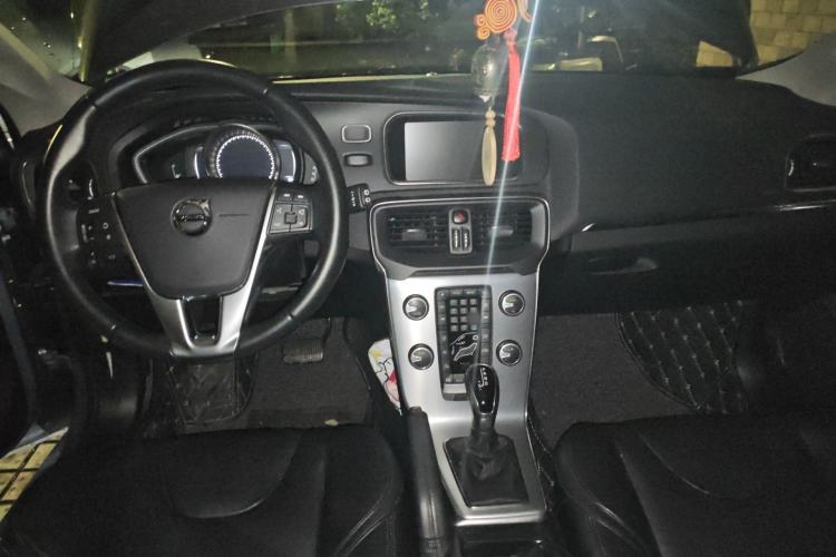 Used Volvo V40 2017 T3 Zhiya Edition Center Console