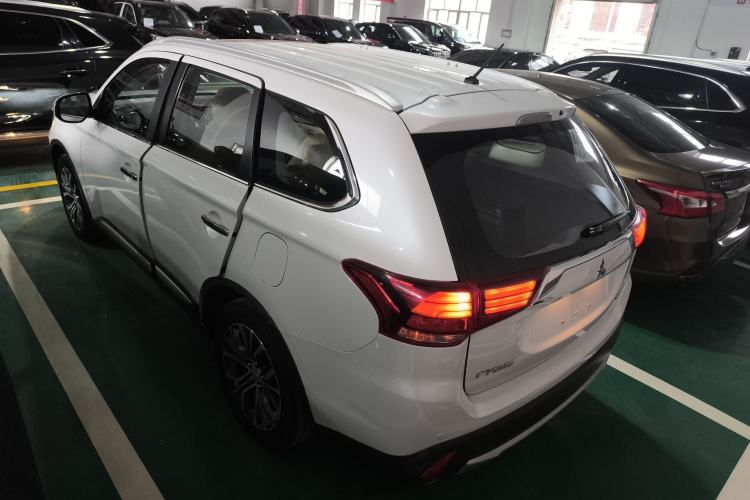 Used Mitsubishi Outlander 2016 2.4L 4x4 Elite Edition 5 Seats Rear Left 45 Deg