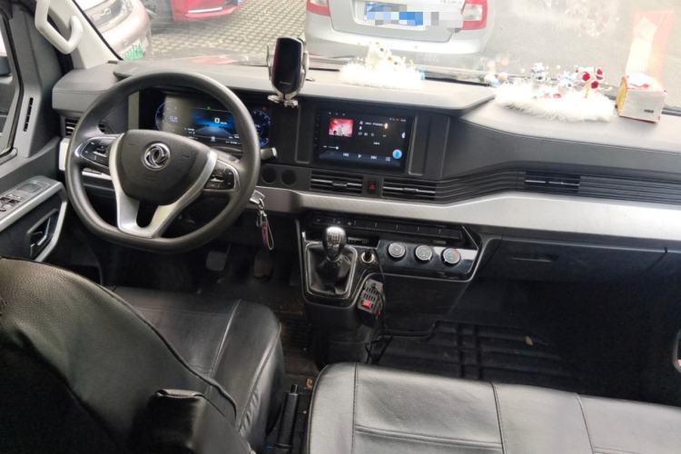 Used Dongfeng Yufeng 2023 V9+ 2.0T Manual Front-Wheel-Drive Multi-Function Mid-Roof Van with 7/8/9 Seats Center Console