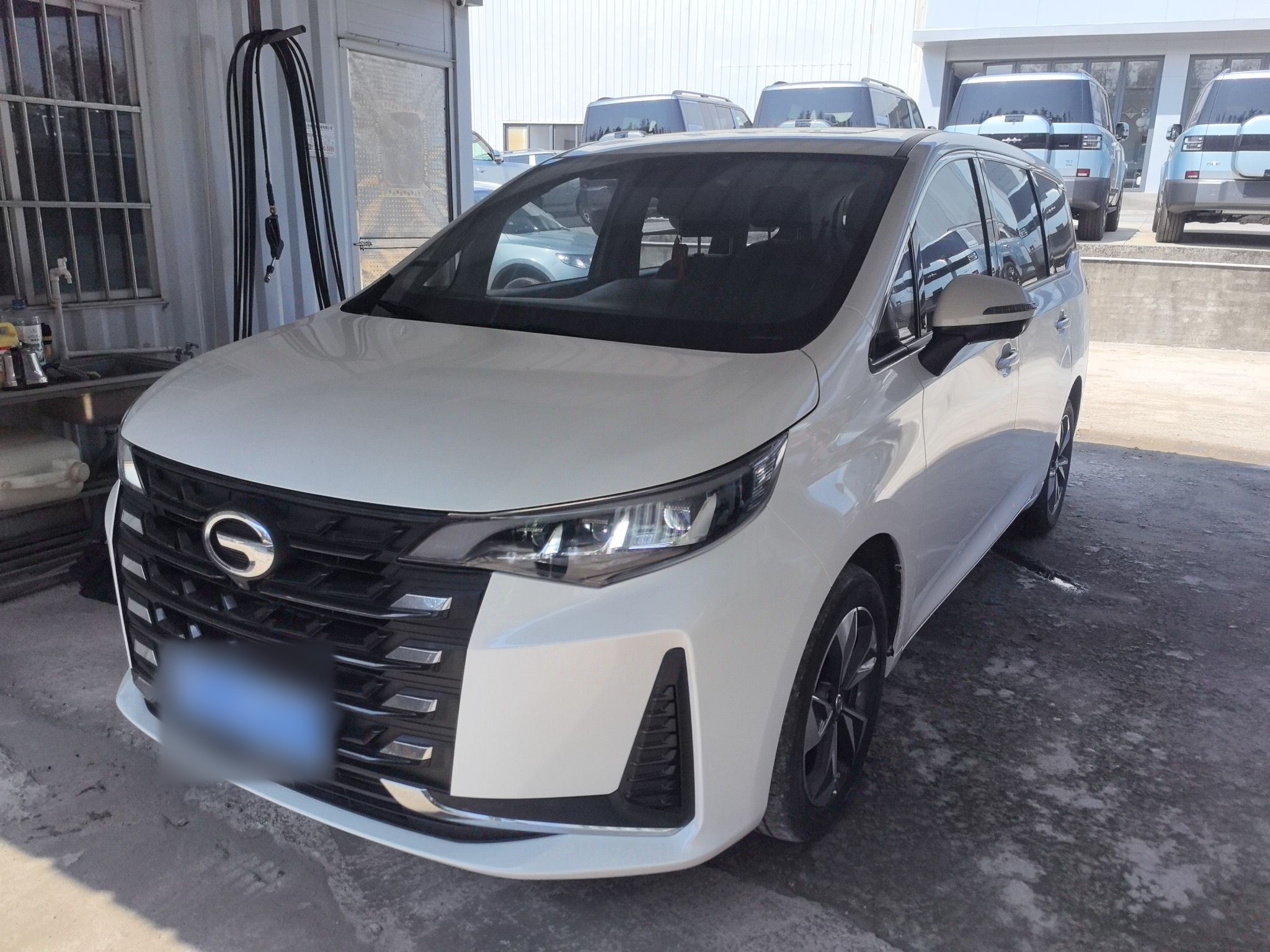 تحت مقدمة السيارة