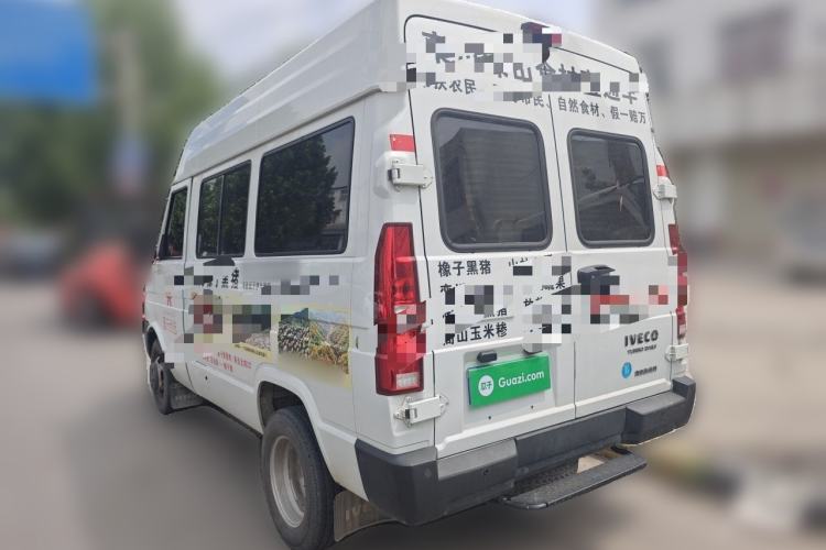 Used Iveco Daily 2021 2.5T A35 M1 Passenger Van 5-9 Seater Short Wheelbase Mid-Roof Design Dual Tires Manual Doors
