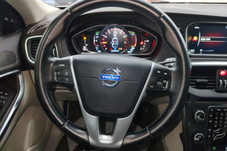 Used Volvo V40 2015 1.6T Zhiya Edition