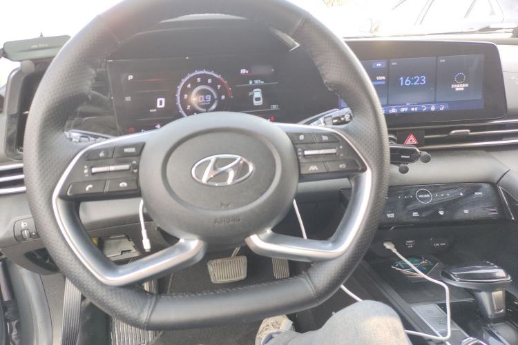 Used Hyundai Elantra 2021 1.5L CVT LUX Prestige Edition Steering Wheel