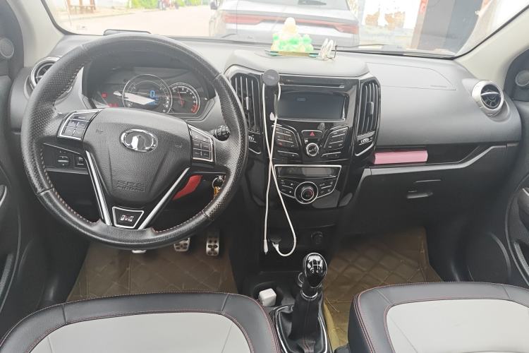 Used Great Wall M4 2014 1.5L Manual Comfort Model Center Console