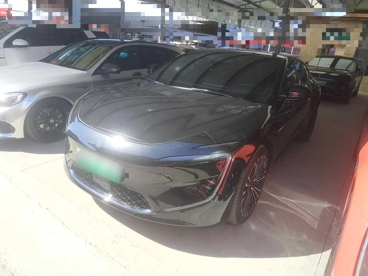 Под передней частью автомобиля