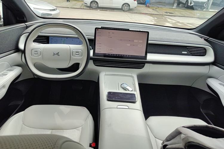 Used XPeng G6 2023 755 Ultra-Long Range Max Center Console