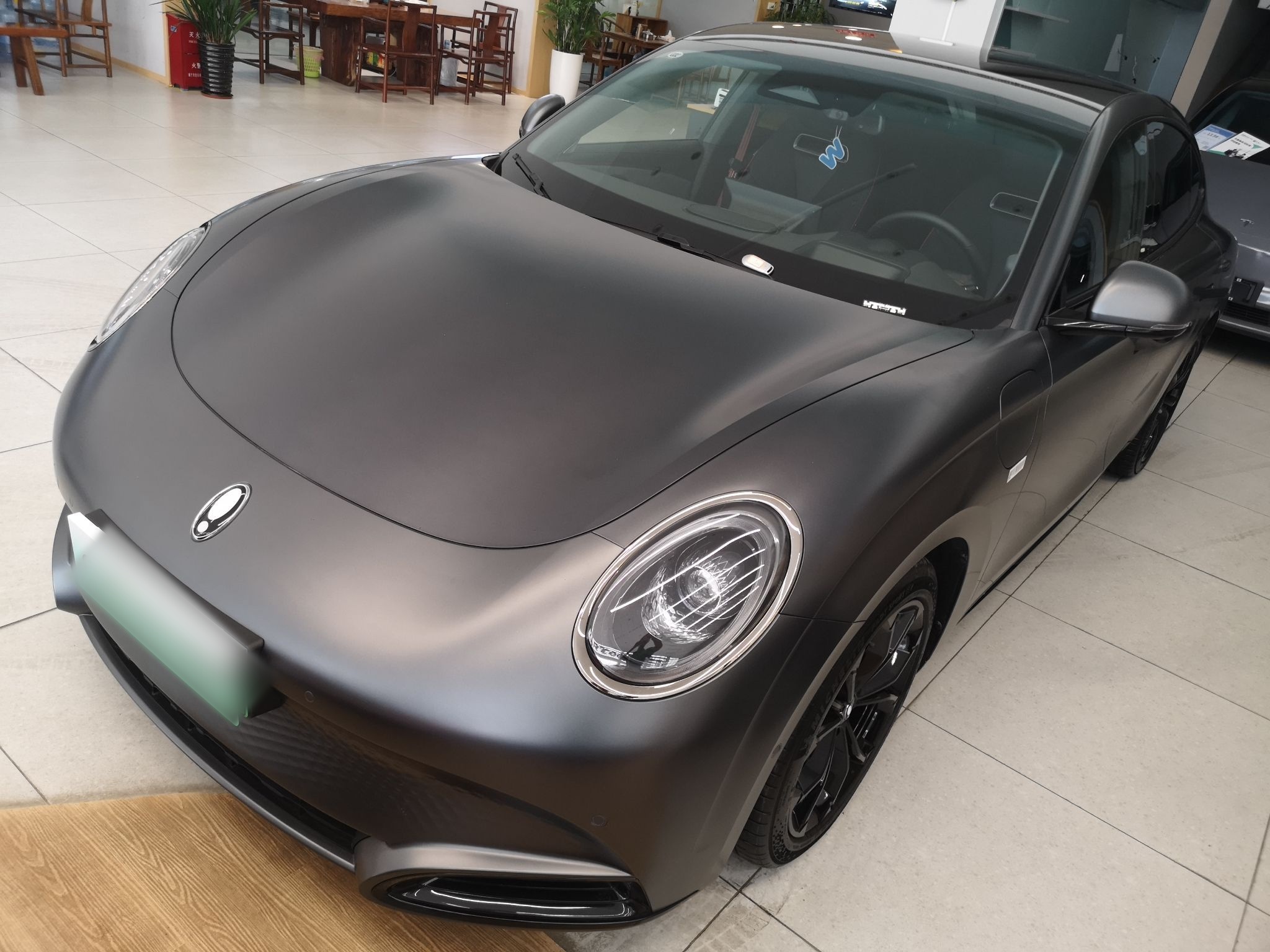 تحت مقدمة السيارة