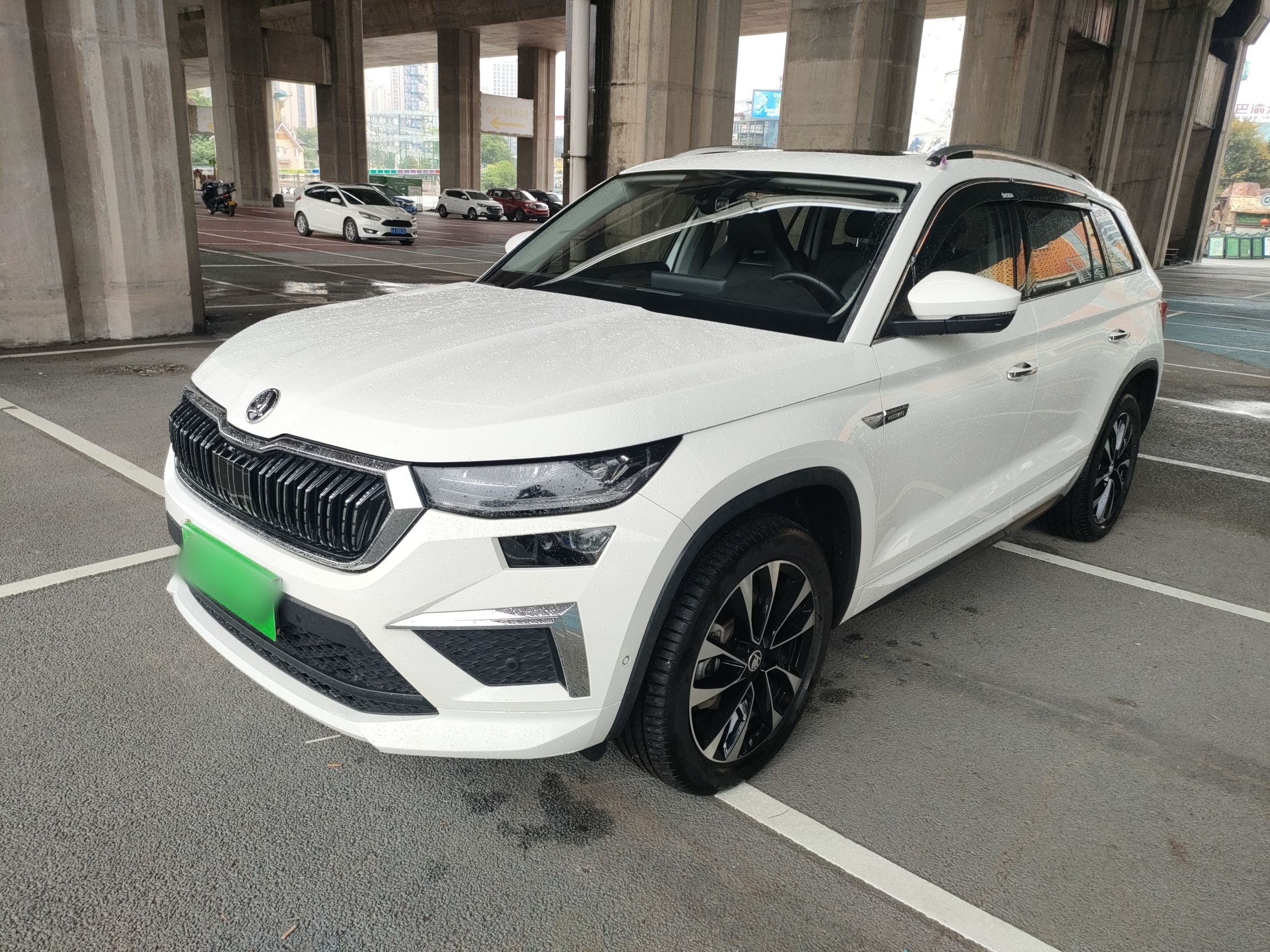 Под передней частью автомобиля