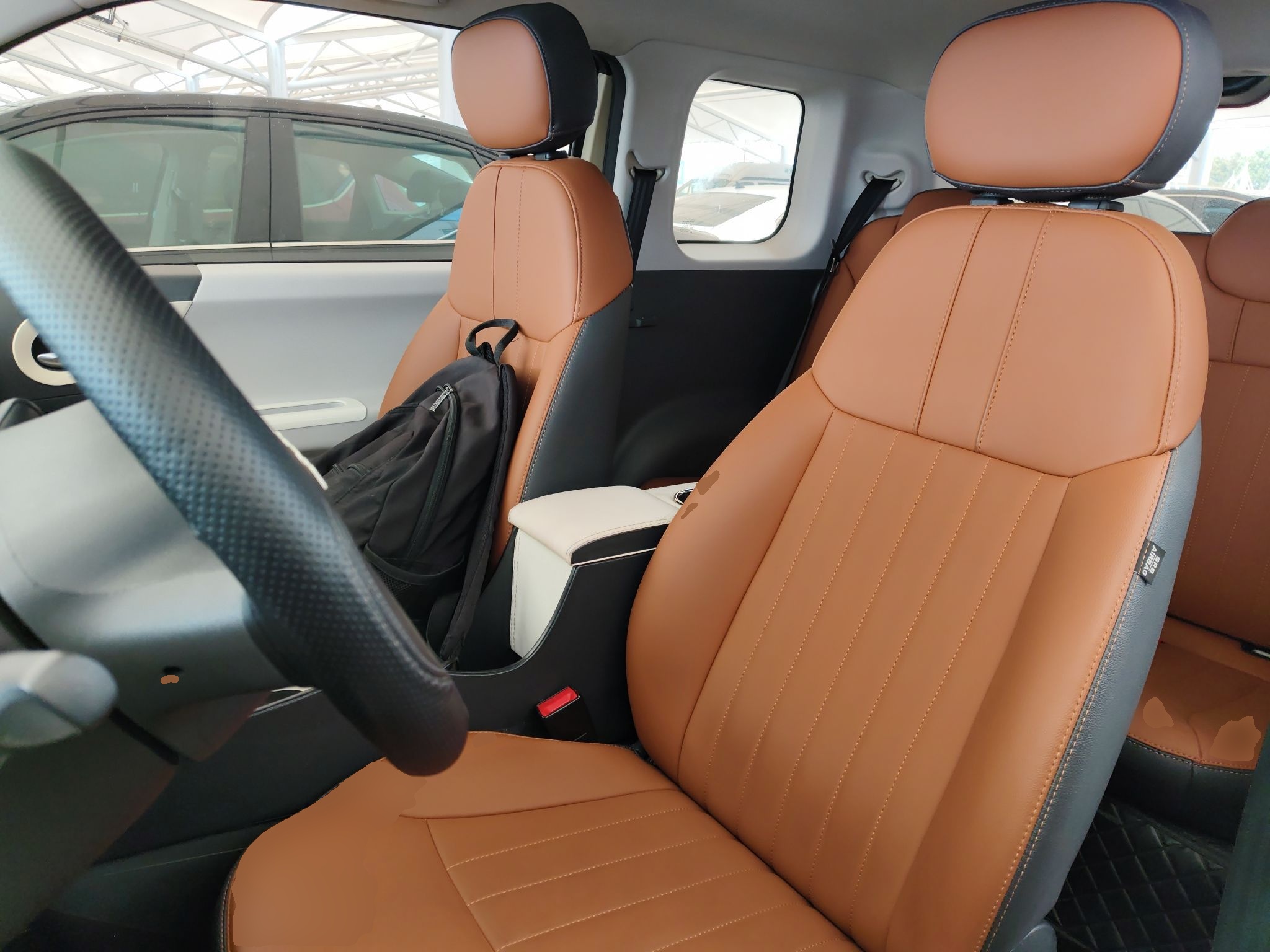 المقاعد الأمامية داخل السيارة