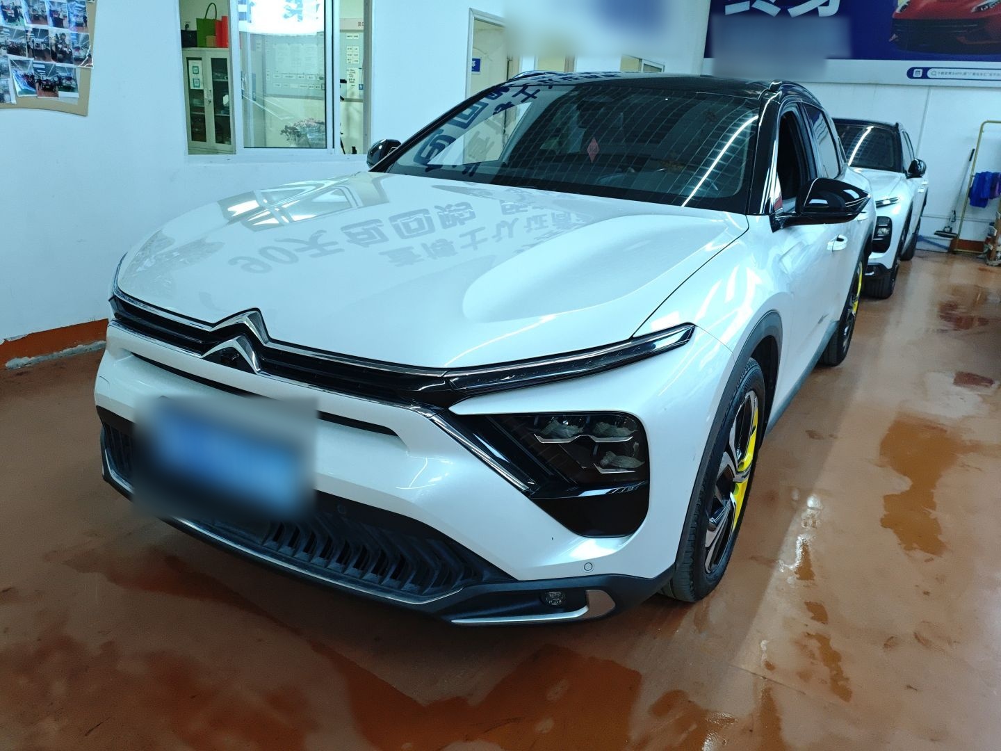 تحت مقدمة السيارة