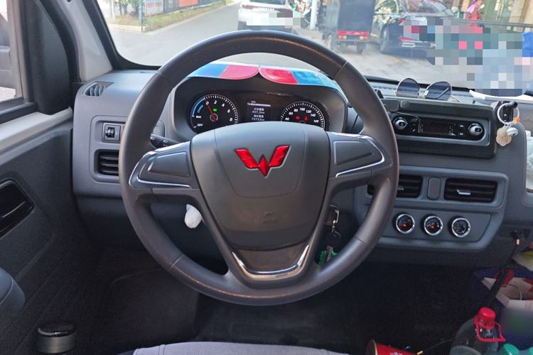 Used Wuling Yangguang 2024 300km Comfort-Grade Passenger Van 60kW
