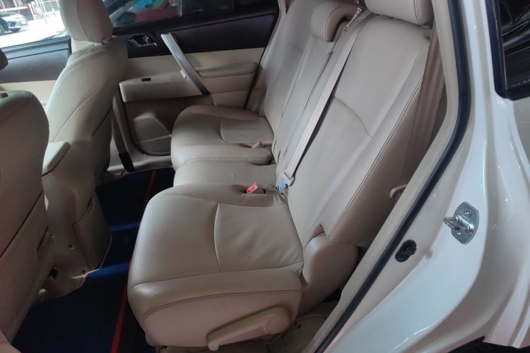 Used Toyota Highlander 2011 2.7L Two-Wheel Drive 5-Seater Sport Edition Left Rear Seat