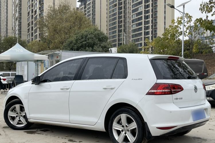 Used Volkswagen Golf 2017 1.6L Automatic Comfort Million-Vehicle Anniversary Edition Interior 6