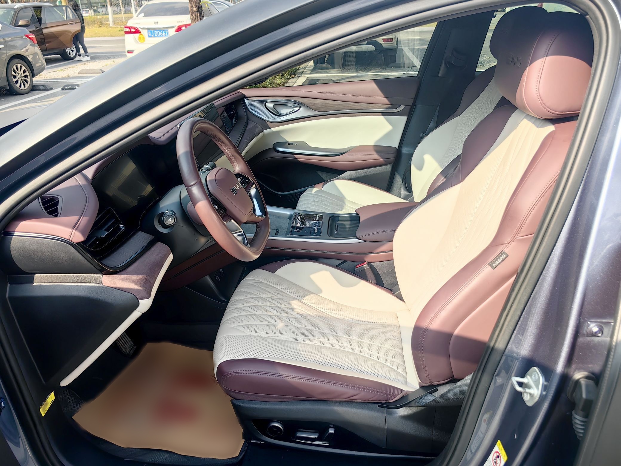 المقاعد الأمامية داخل السيارة