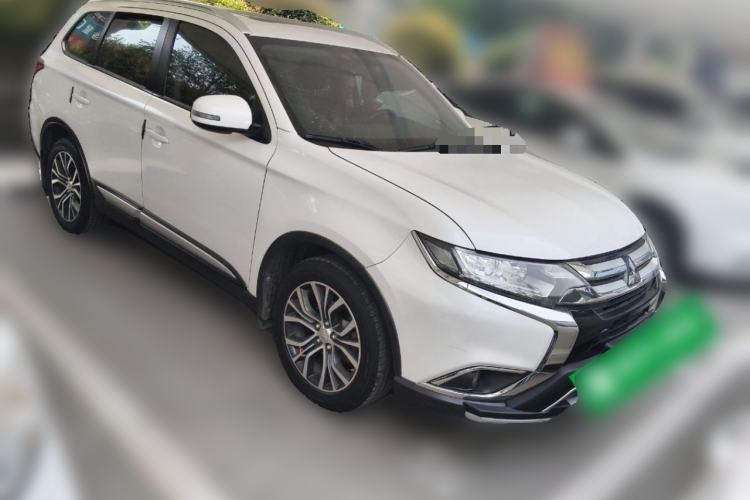 Used Mitsubishi Outlander 2018 2.0L Two-Wheel Drive Glory Edition 5 Seats Front Right 45 Deg