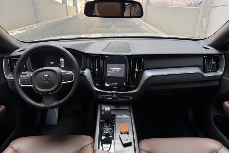 Used Volvo XC60 2025 B5 4x4 Smart Luxury Edition
