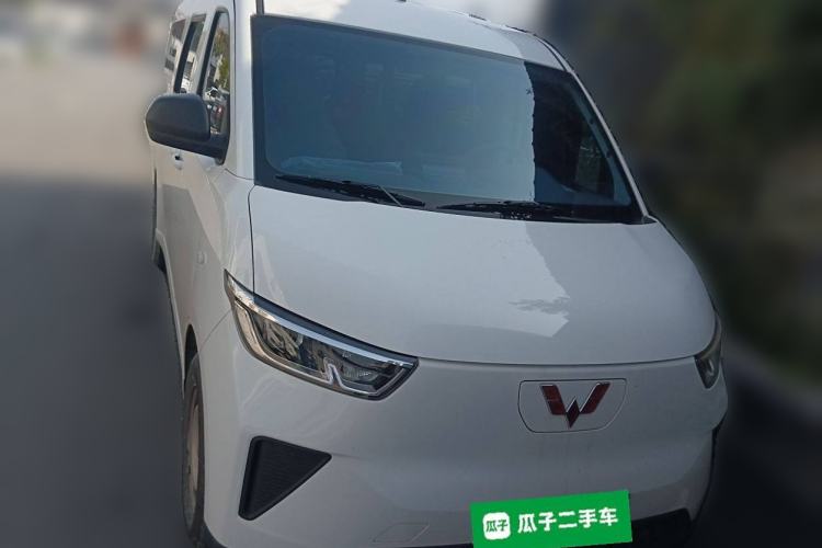 Used Wuling Yangguang 2024 300KM Comfort Version Passenger Van 75kW
