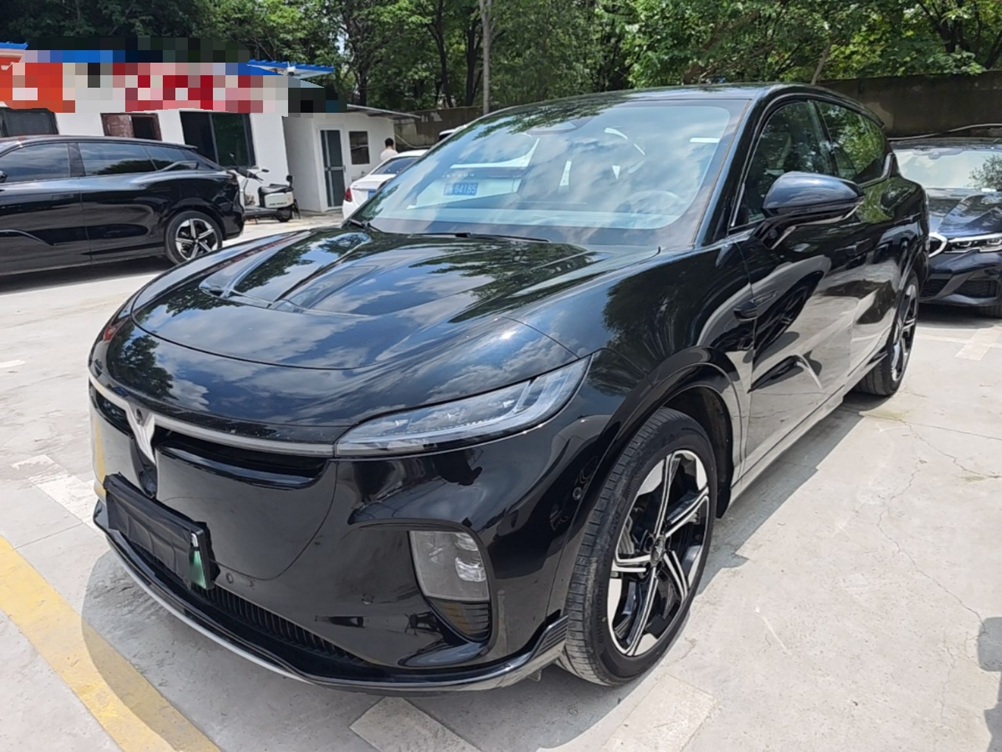 Под передней частью автомобиля