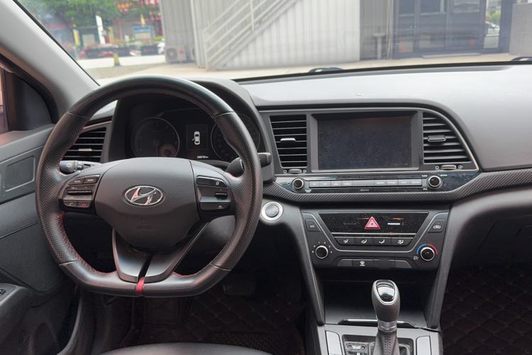 Used Hyundai Elantra (6th Generation / Lingdong) 2018 1.4T Dual-Clutch Xuan Dong · Dynamic Edition Center Console
