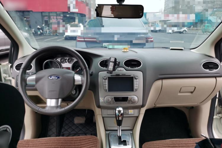 Used Ford Focus 2013 Hatchback Classic 1.8L Automatic Fashion Edition Center Console