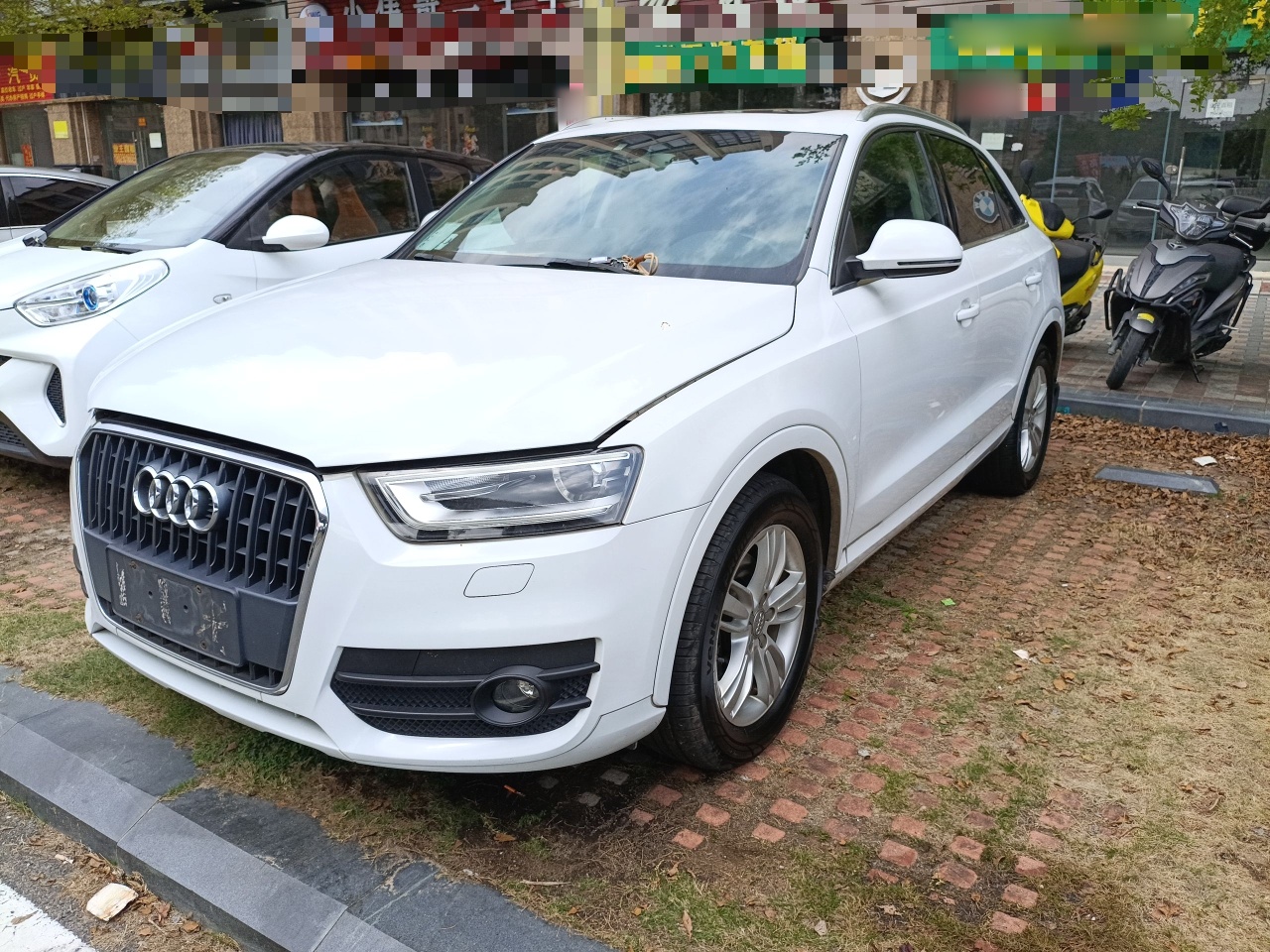 Под передней частью автомобиля