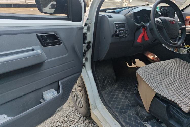 Used Wuling Yangguang 2024 300KM Comfort Version Passenger Van 75kW
