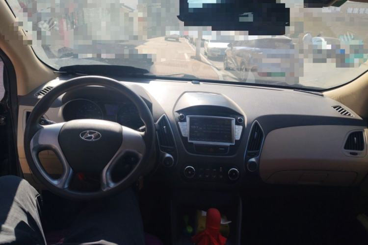 Used Hyundai ix35 2010 2.0L Automatic Two-Wheel Drive New Edition GL Center Console