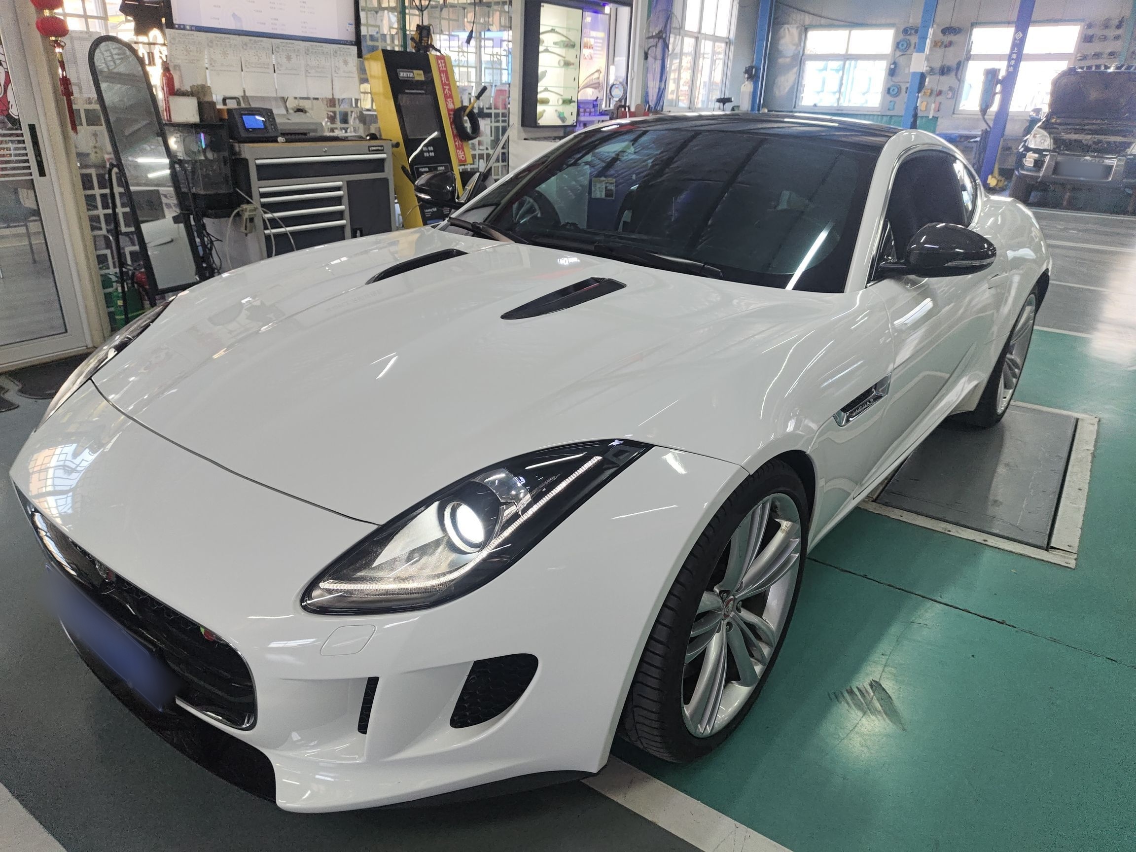 تحت مقدمة السيارة