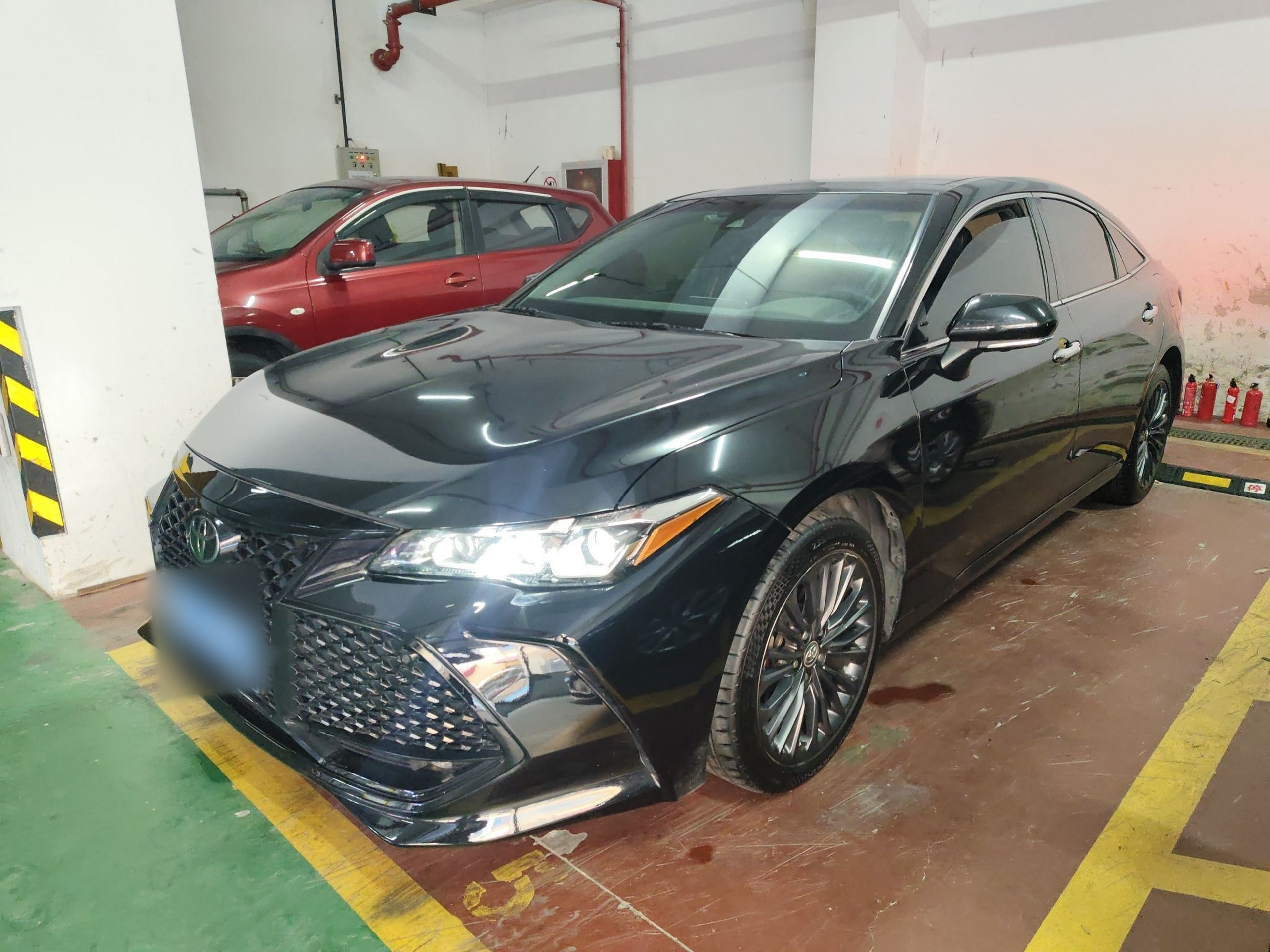 تحت مقدمة السيارة