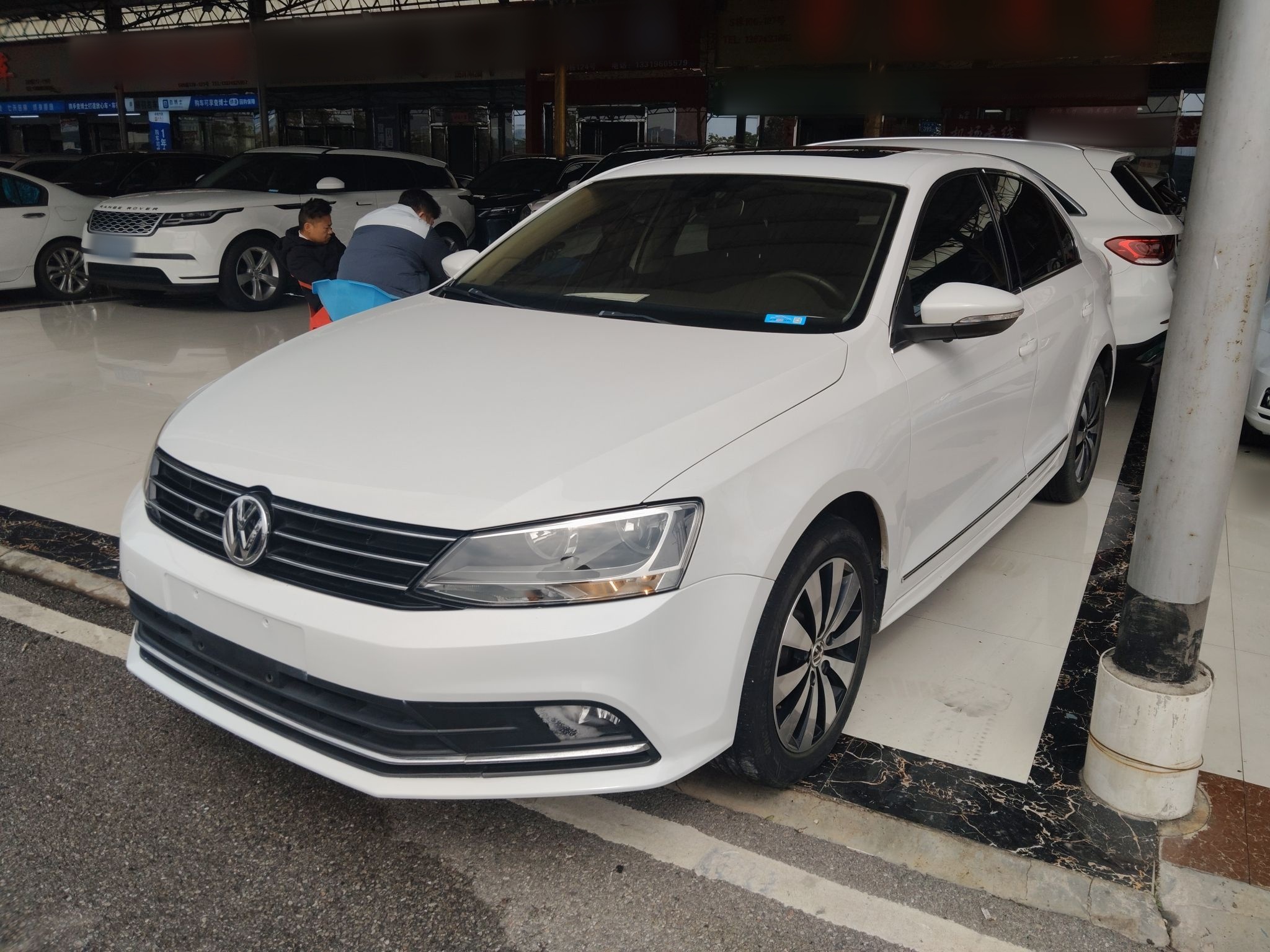 تحت مقدمة السيارة