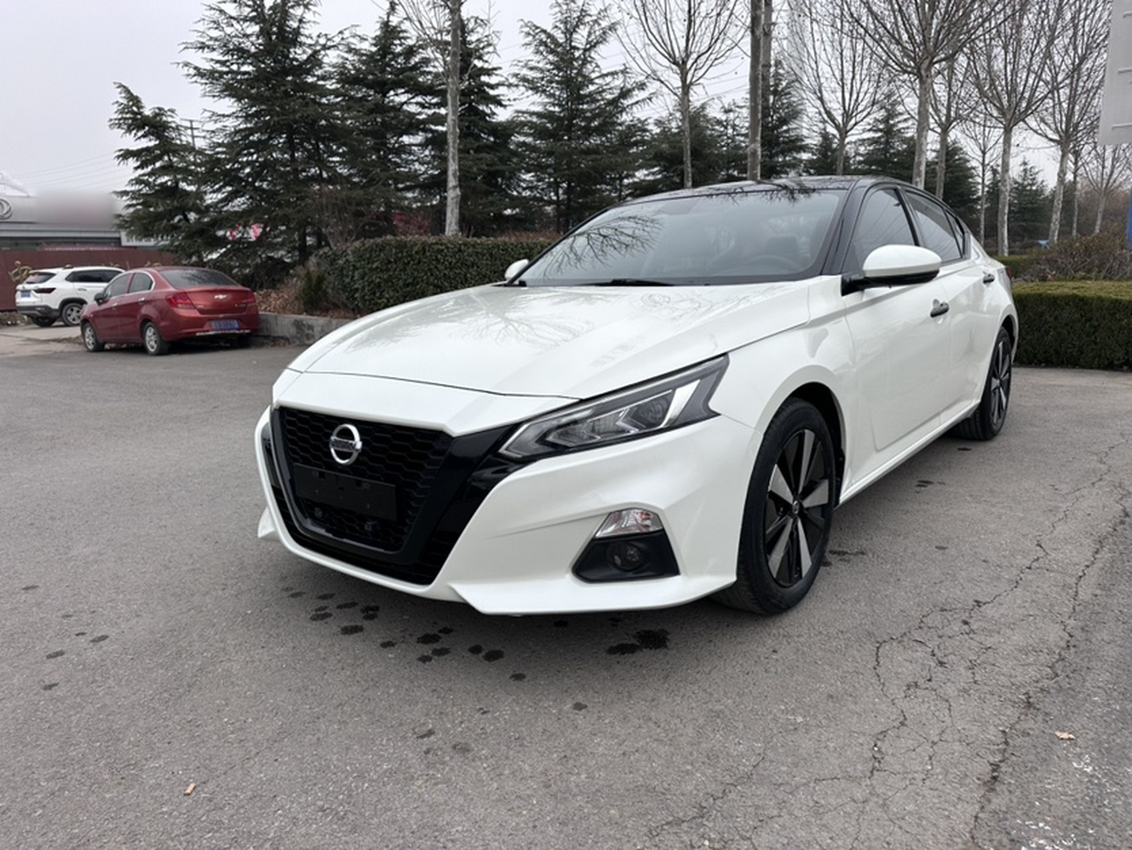 Под передней частью автомобиля